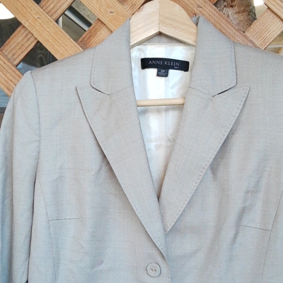 Anne Klein 2 Piece Tan Suit Jacket & Pants Size 4P - Picture 3 of 13